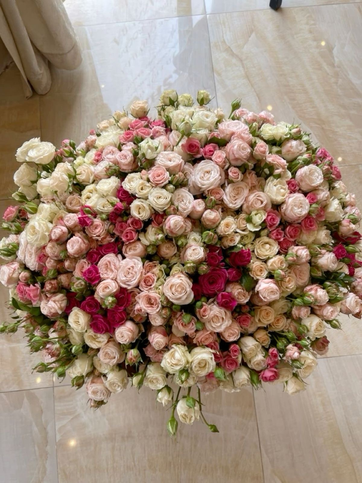 Bouquet of 250 spray roses "Lady Bombastic" in the online flower shop BlumenHorizon