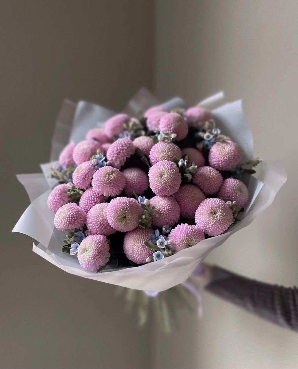 Bouquet aus 35 Fliederchrysanthemen "Momoko" und 15 Vergissmeinnicht  im Online-Blumenladen BlumenHorizon