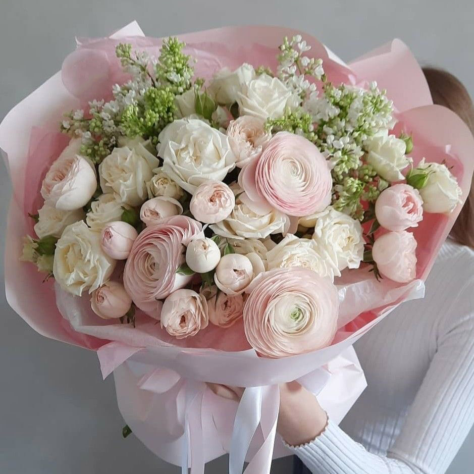 Bouquet of ranunculus and bush peony roses in the online flower shop BlumenHorizon