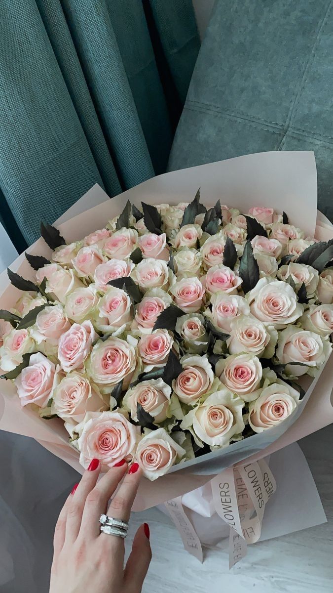 Roses in the BlumenHorizon online flower shop