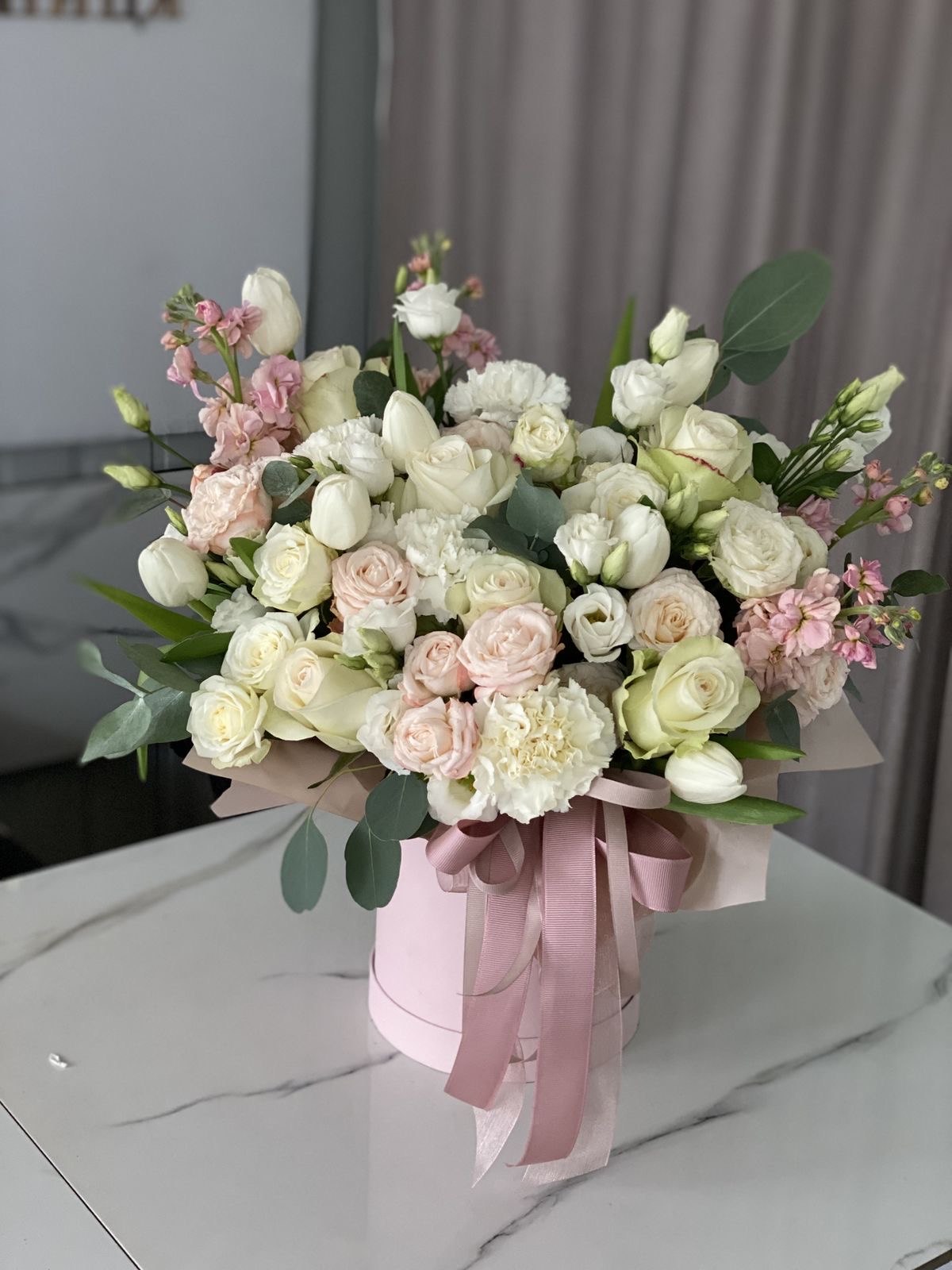 Mixed bouquets with bush roses in the online flower shop BlumenHorizon